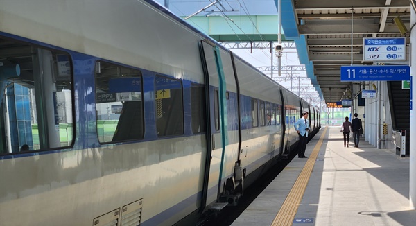 광주광역시 광산구 송정역에서 승객들이 KTX 기차를 타기 위해 이동하고 있다.