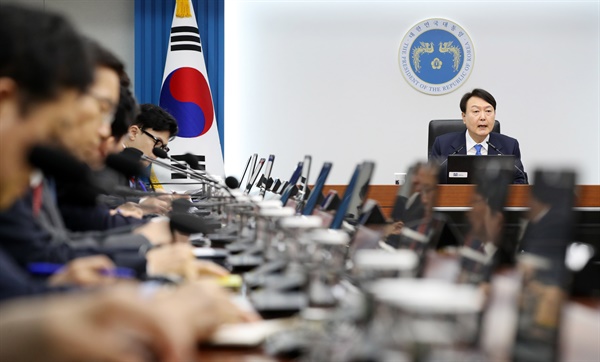 윤석열 대통령이 지난 18일 서울 용산 대통령실 청사에서 열린 제16회 국무회의에서 모두발언하고 있다.

