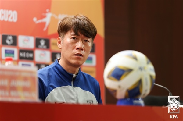 한국 U-20(20세 이하) 축구대표팀을 이끄는 김은중 감독 