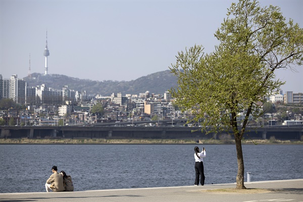 오늘은 일요일 9일 오후 시민들이 서울 반포한강공원에서 시간을 보내고 있다.