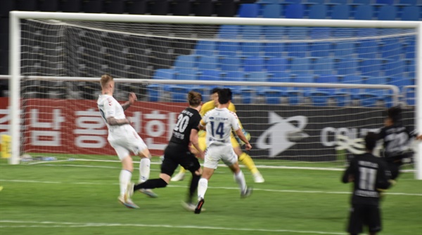  85분 27초, 수원 FC 윤빛가람(흰 유니폼 14번)의 기막힌 오른발 발리슛 동점골 순간