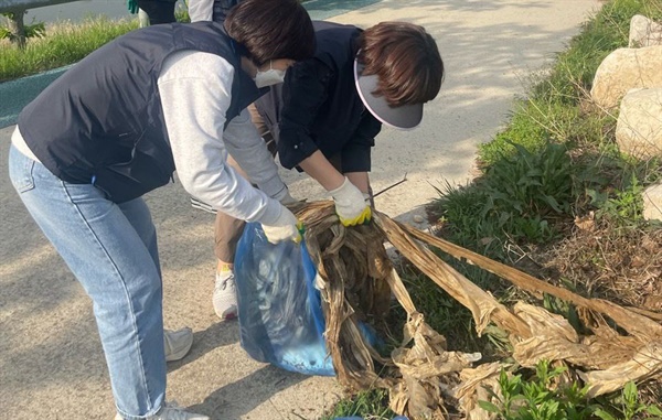  일반노동조합 경남북부지부 산청군공무직지회의 경호강 일대 환경정화 봉사활동.