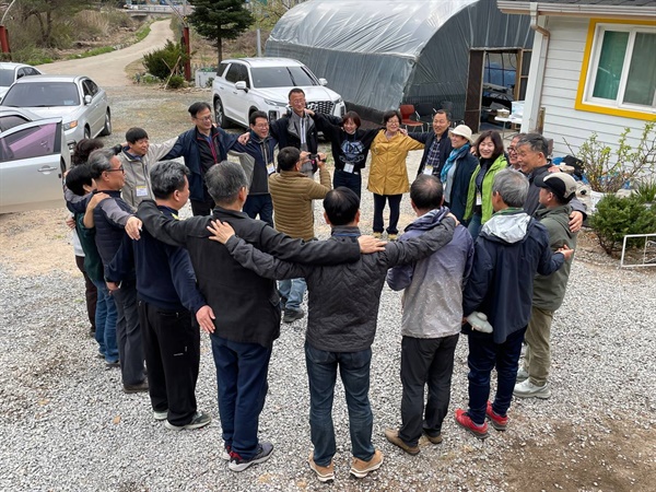 1박 2일의 수련회를 마치면서 이음나눔유니온의 활약을 다짐하며 어깨걸고 인사하는 조합원들