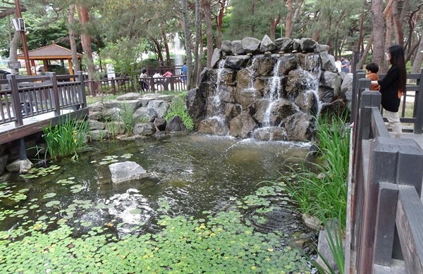 공원을 더욱 상쾌하게 해주는 연못과 폭포. 