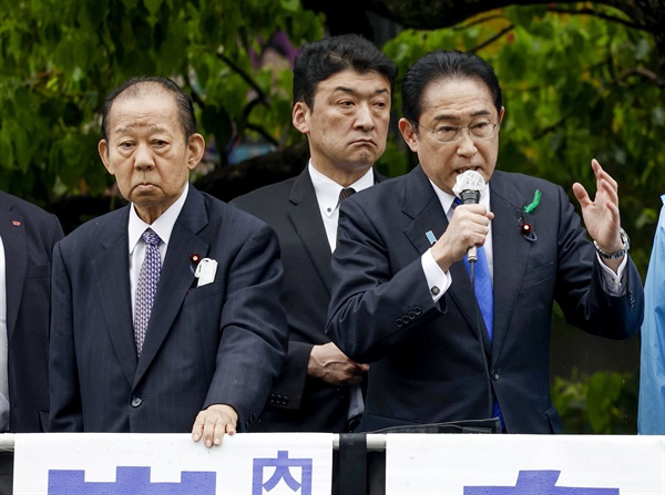 기시다 후미오(가장 오른쪽) 일본 총리가 4월 15일 JR와카야마역 앞에서 보궐선거 지원 유세를 하고 있다.