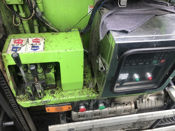 음식물 쓰레기 수거차량의 조작장치에는 작동법이 붙여져 있는 경우도 있고, 무엇을 위한 버튼인지 알 수 없는 경우도 있다. 