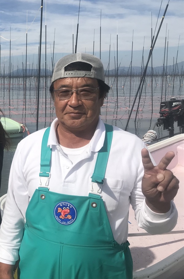 1960년생인 토쿠나가는 고교 졸업 후 인근 아리아케해에서 수십 년간 김 양식에 종사한 어부다.
