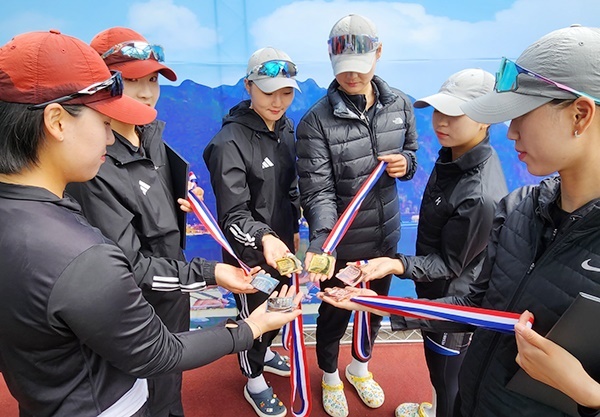  예산 군청 여자조정팀 6명 전원이 입상메달을 들고 기념사진을 찍고 있다.
