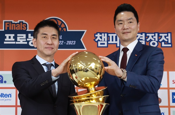 우승 감독은 누구? 23일 서울 강남구 KBL센터에서 열린 2022~2023 KBL 프로농구 챔피언결정전 미디어데이에서 안양 KGC인삼공사 김상식 감독(왼쪽)과 서울 SK 전희철 감독이 우승 트로피와 함께 기념촬영을 하고 있다. 