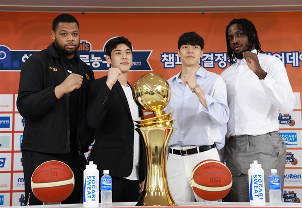 안양 KGC-서울 SK, KBL 챔피언은 어느 팀? 23일 서울 강남구 KBL센터에서 열린 2022~2023 KBL 프로농구 챔피언결정전 미디어데이에서 안양 KGC인삼공사와 서울 SK 선수들이 우승 트로피와 함께 기념촬영을 하고 있다. 왼쪽부터 안양 KGC 인삼공사 오마리 스펠맨, 변준형, 서울 SK 김선형, 자밀 워니.