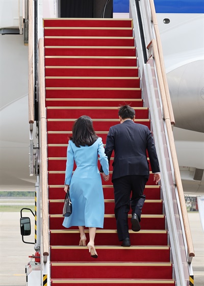 미국을 국빈 방문하는 윤석열 대통령과 김건희 여사가 24일 성남 서울공항에서 공군 1호기에 탑승하고 있다.