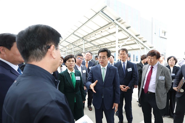  김동연 경기도지사가 24일 오후 시흥시 (주)마팔하이테코에서 '경기 RE100 비전 선포식'에 앞서 공장지붕 태양광 발전설비 및 현장 라운딩을 하고 있다.