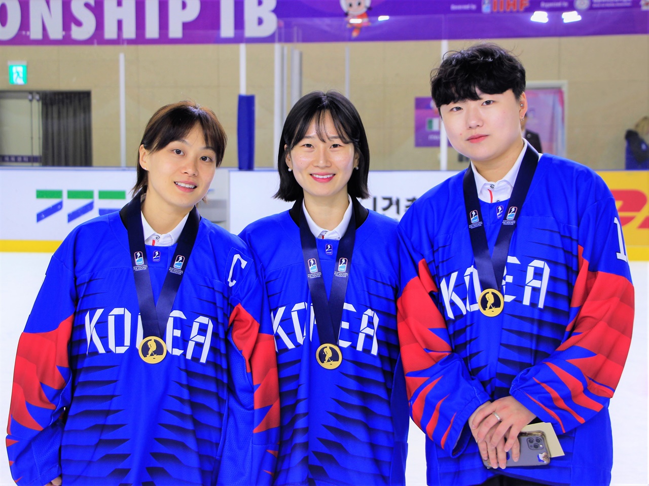  2023 수원 여자 아이스하키 1B 세계선수권대회에서 우승한 선수들. 왼쪽부터 한수진·박종아·김희원 선수.