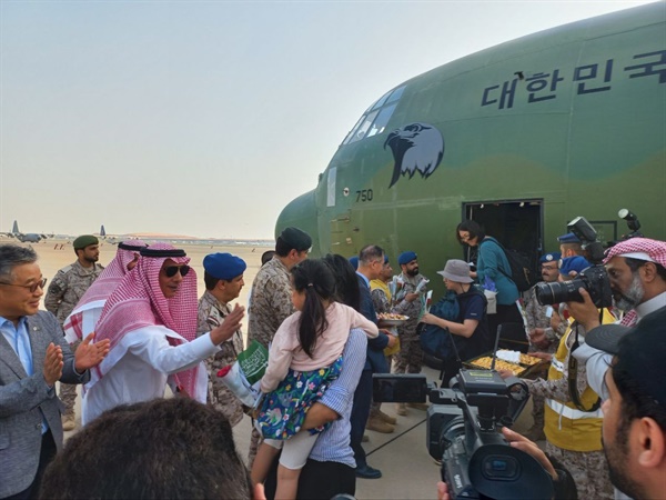 무력 충돌이 발생한 수단에 체류 중이던 우리 교민들이 24일(현지시간) 사우디아라비아 제다공항에 도착해 대형 수송기 KC-330에서 내리고 있다.
