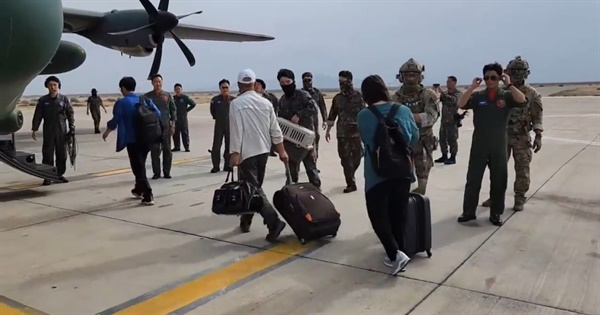 무력 충돌이 발생한 수단에 체류 중이던 우리 교민 28명이 24일(현지시간) 포트수단 공항을 찾아 교민 구출을 위해 기다리던 우리 군용기에 탑승하고 있다.