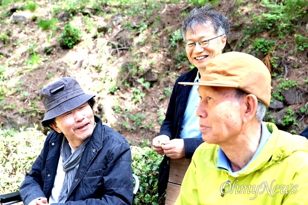 4월 22일 하동 여행 때 함께 한 홍창신 전 형평운동기념사업회 이사장, 여태훈 진주문고 대표, 김장하 선생(왼쪽부터).
