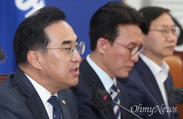 박홍근 더불어민주당 원내대표가 25일 서울 여의도 국회에서 열린 원내대책회의에서 발언하고 있다. 