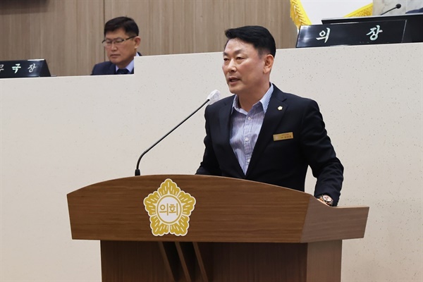  김선호 당진시의원이 24일 현대제철 본사를 당진으로 이전해야 한다고 주장하고 있다. 
