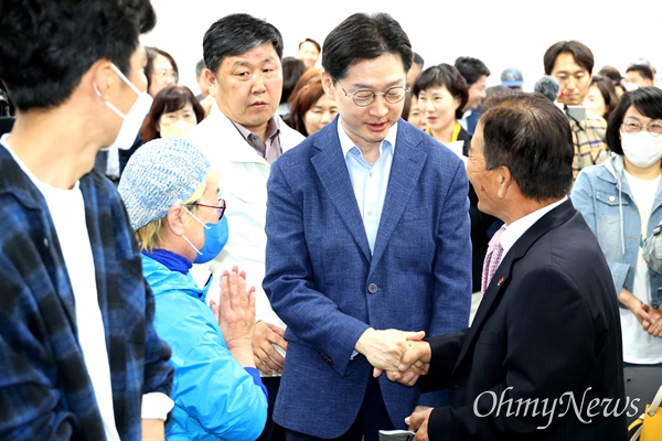 김경수 전 경상남도지사가 부인 김정순씨와 함께 25일 오후 더불어민주당 경남도당을 방문해 당원들을 만났다.