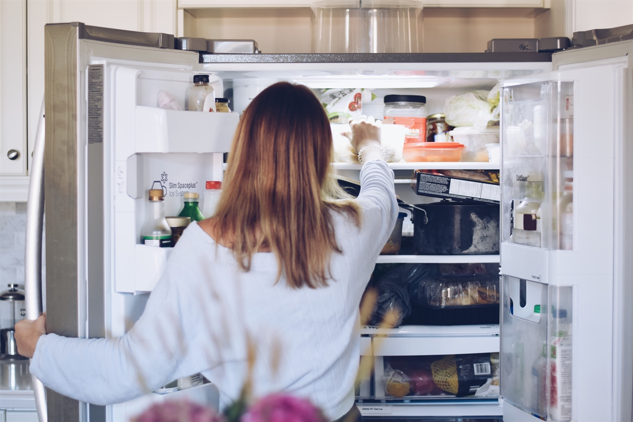 냉장고에 음식을 보관하면 차가운 성질이 증가하고, 무거워진다.