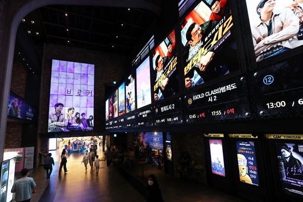  영화 '범죄도시2'가 '기생충'(2019년) 이후 한국영화로는 3년 만에 1천만 관객을 돌파했다.