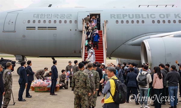 군벌 간 무력 충돌로 고립됐다가 우리 정부의 ‘프라미스(Promise·약속)’ 작전을 통해 철수한 수단 교민들이 25일 경기 성남시 서울공항으로 입국하고 있다.