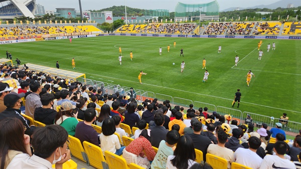  광주광역시 서구 풍암동 광주월드컵경기장 내 축구전용구장에서 광주FC 선수들이 경기를 펼치고 있다.