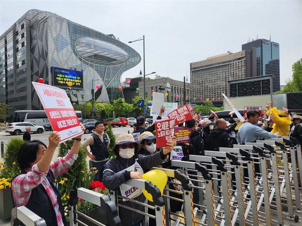 집회말미 서울시의회에 항의행동을 하는 공공운수노조 조합원들