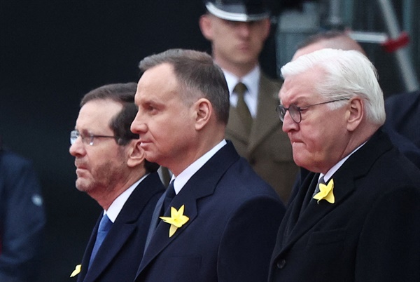프랑크-발터 슈타인마이어 독일 대통령(사진 맨 오른쪽)과 이삭 헤르초크 이스라엘 대통령(사진 맨 왼쪽)이 2023년 4월 19일 폴란드 바르샤바의 바르샤바 게토 기념비 앞에서 바르샤바 게토 봉기 80주년을 맞아 안제이 두다 폴란드 대통령(사진 가운데)과 회동하고 있다.
