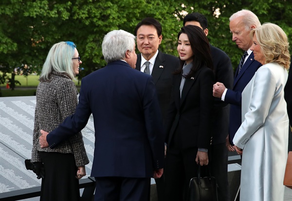 미국을 국빈 방문한 윤석열 대통령과 김건희 여사가 25일(현지시간) 워싱턴DC 한국전 참전용사 기념공원의 추모의 벽 앞에서 조 바이든 미국 대통령 내외와 함께 루터 스토리 상병의 유족을 위로하고 있다.