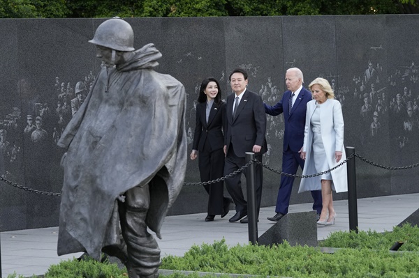 윤석열 대통령, 김건희 여사, 조 바이든 대통령, 질 바이든 여사가 2023년 4월 25일 워싱턴D.C.의 한국전 참전용사 기념관을 방문하고 있다.