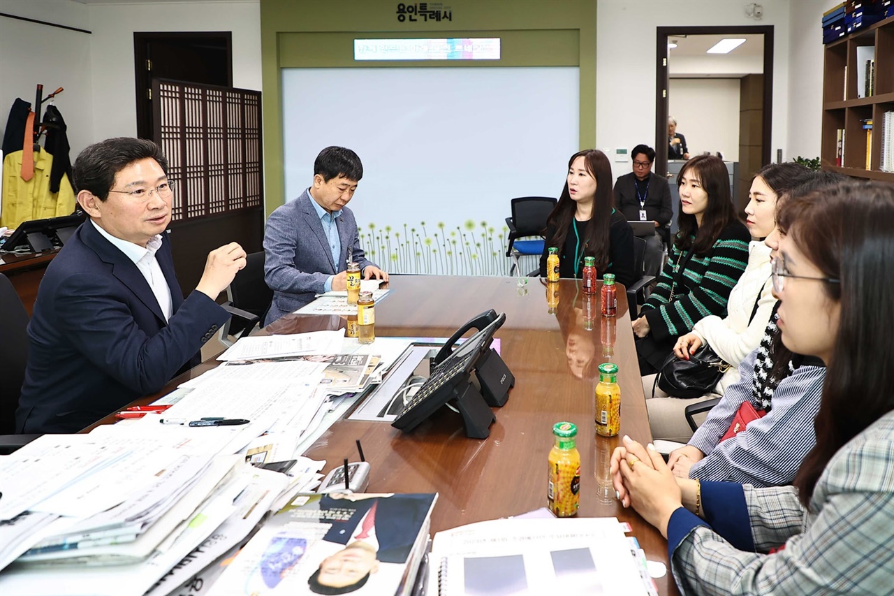 이상일 용인특례시장이 25일 기흥역세권 학부모 대표단과 간담회를 통해 기흥역세권 중학교 설립 추진 경과 등을 설명하고 있는 모습