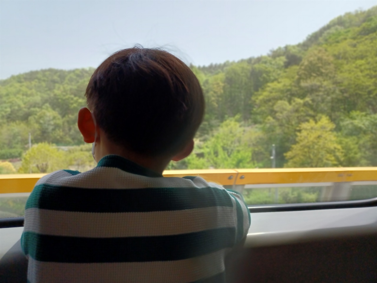 4월의 기차 창밖 풍경