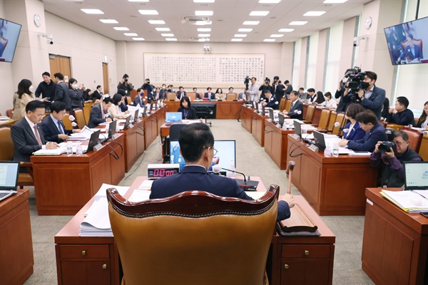  26일 오후 국회에서 열린 에서 김도읍 위원장이 개회를 선언하고 있다. 