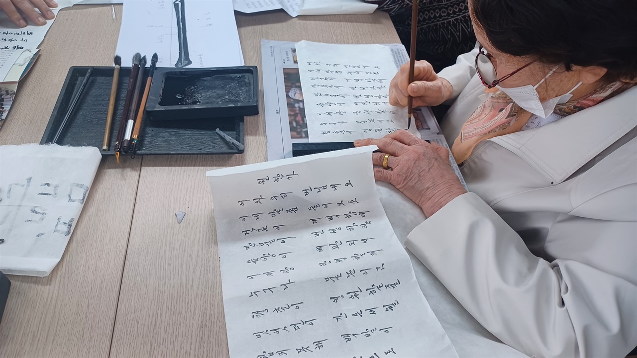 올해 85살인 어르신이 '원한가'를 필사하고 있다. 할머니는 내방가사를 통해 한글쓰기에 재미를 들였다고 한다.