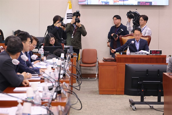 26일 오후 국회에서 열린 법제사법위원회 전체회의에서 김도읍 위원장이 회의를 주재하고 있다