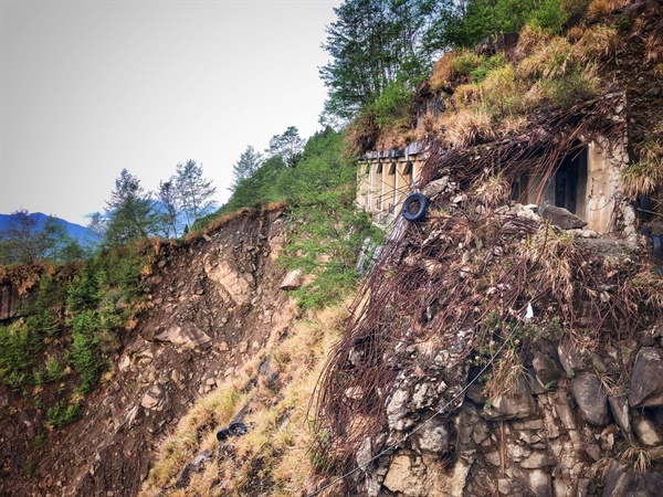 대탑산 가는 길, 산사태로 무너진 터널 현장
