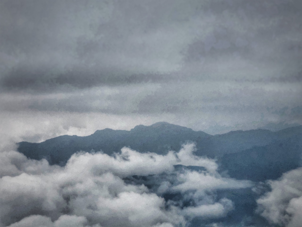 멀리 구름 너머 3,952미터 대만 최고봉 옥산이 보인다. 무탈한 여행과 세계 평화를 기원한다.