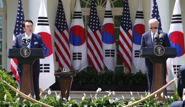 미국을 국빈 방문한 윤석열 대통령과 조 바이든 미국 대통령이 지난달 26일(현지시간) 워싱턴DC 백악관 로즈가든에서 공동 기자회견을 하고 있다. 