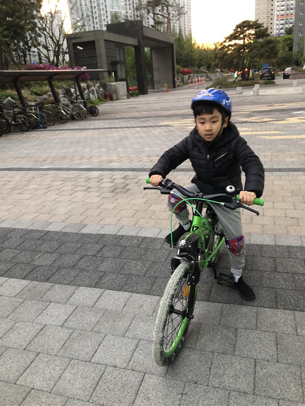 아이가 자전거 타기 연습하는 모습입니다. 