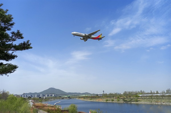 인천 아라뱃길을 따라 라이딩하다 문뜩 고개를 들고 올려다보면 날아가는 비행기를 향해 손을 흔들어 볼 수 있다.