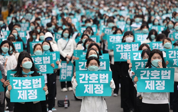 대한간호협회, 오늘도 국회 앞으로 26일 오후 서울 여의도 국회 앞에서 대한간호협회 회원들이 간호법 제정촉구 집회를 하고 있다. 2023.4.26