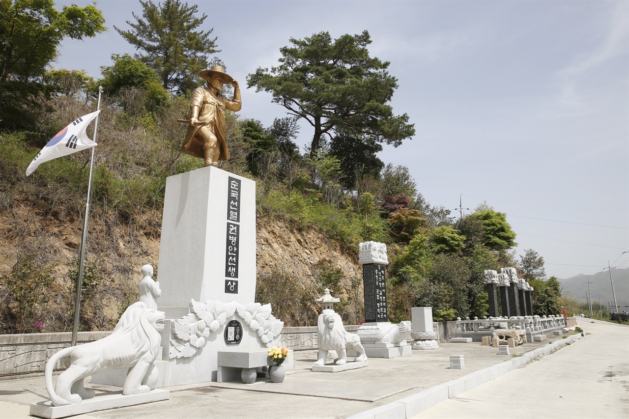  독립운동가 권병안 선생을 기리는 동상과 비석. 권병안 선생은 의병활동을 하다가 일본군에 붙잡혀 죽임을 당했다.