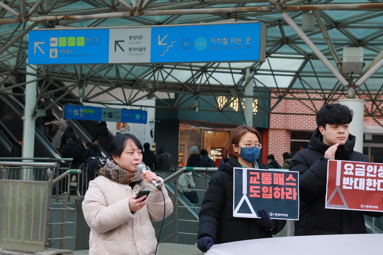 1만원교통패스연대에 함께하고 있는 이상현 활동가가 서울시의 대중교통요금인상을 반대하며 발언하고 있다