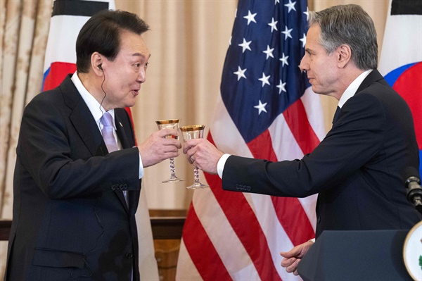 윤석열 한국 대통령(왼쪽)과 토니 블링컨 국무장관(오른쪽)과 함께 2023년 4월 27일 목요일 워싱턴 국무부에서 국빈 오찬에서 건배를 하고 있다. 