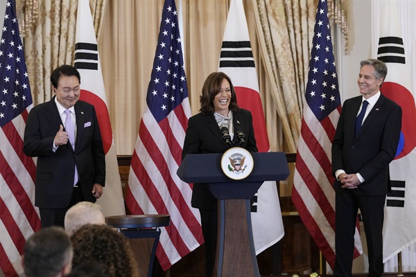 카말라 해리스 미국 부통령(가운데)이 윤석열 한국 대통령(왼쪽)과 토니 블링컨 국무장관(오른쪽)과 함께 2023년 4월 27일 목요일 워싱턴 국무부에서 국빈 오찬을 하며 웃고 있다. 
