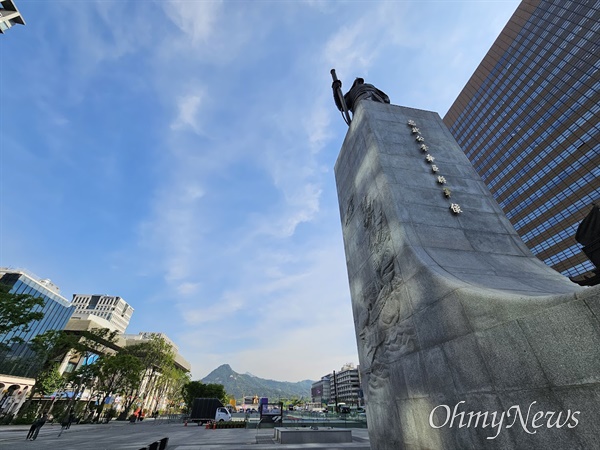  이순신 장군 탄신 478주년 당일인 28일 오전, 서울 세종대로 이순신 장군상 모습. 