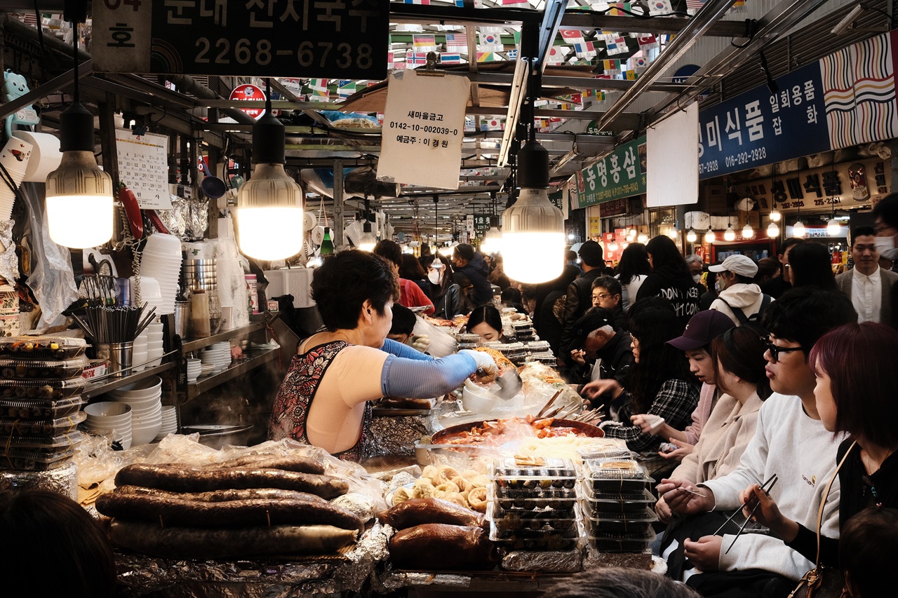 지난 24일 오후 1시께 서울 종로구 광장 시장에는 평일인데도 외국인 관광객들로 북적였다. 
