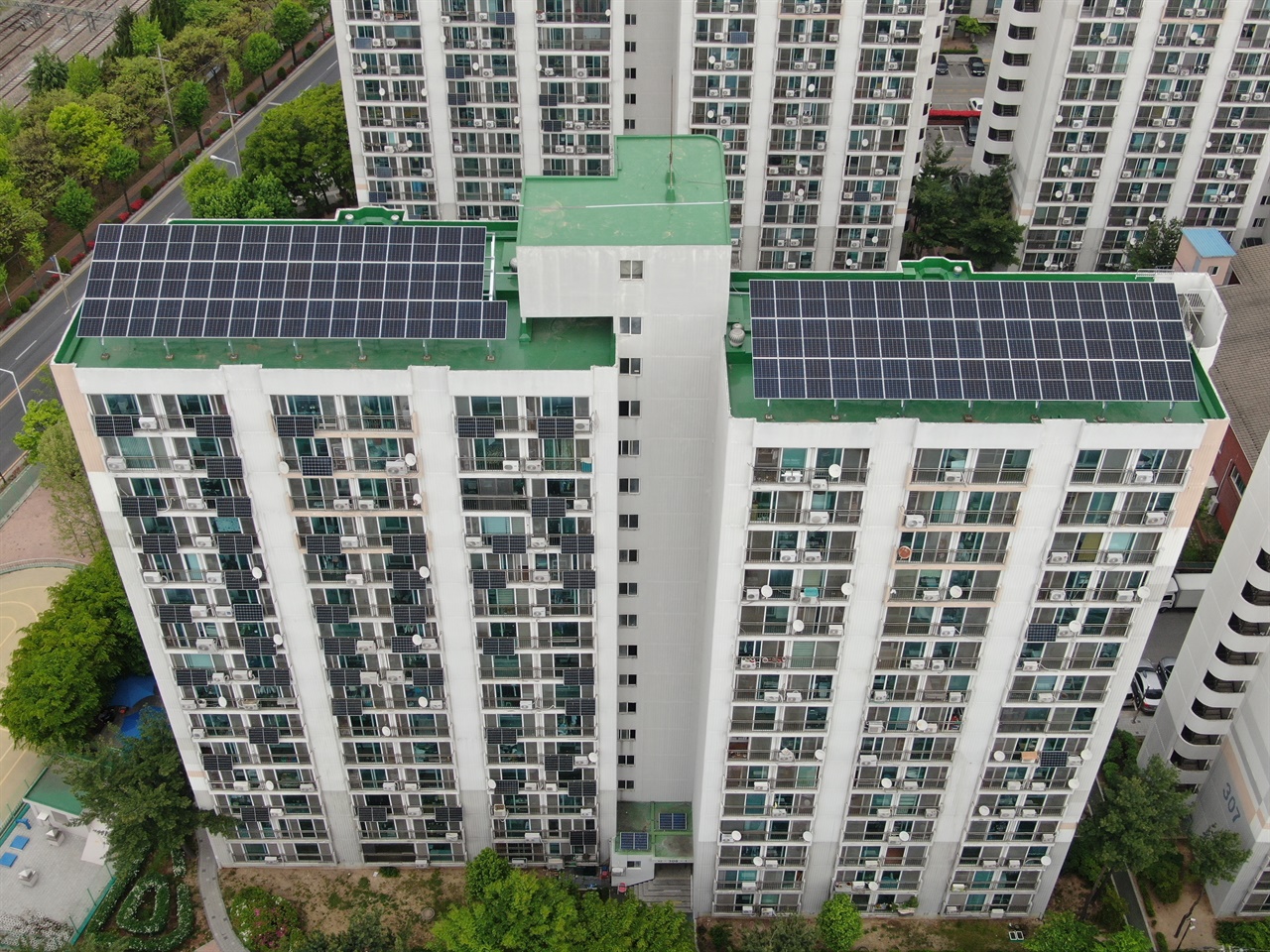 법동주공아파트 옥상에 50kW 자가용 태양광과 베란다형 미니태양광이 설치 된 모습