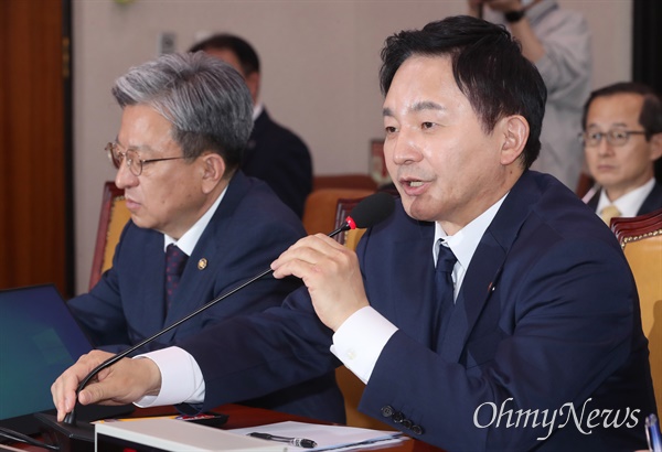 원희룡 국토교통부 장관이 4월 28일 국회에서 열린 국토교통위원회 전체회의에서 의원 질의에 답변하고 있다.